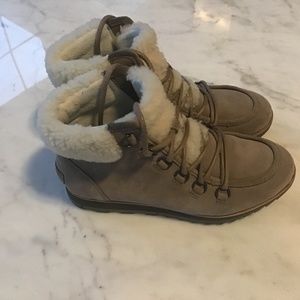 Sorel Women’s faux fur Boots size 6.5
